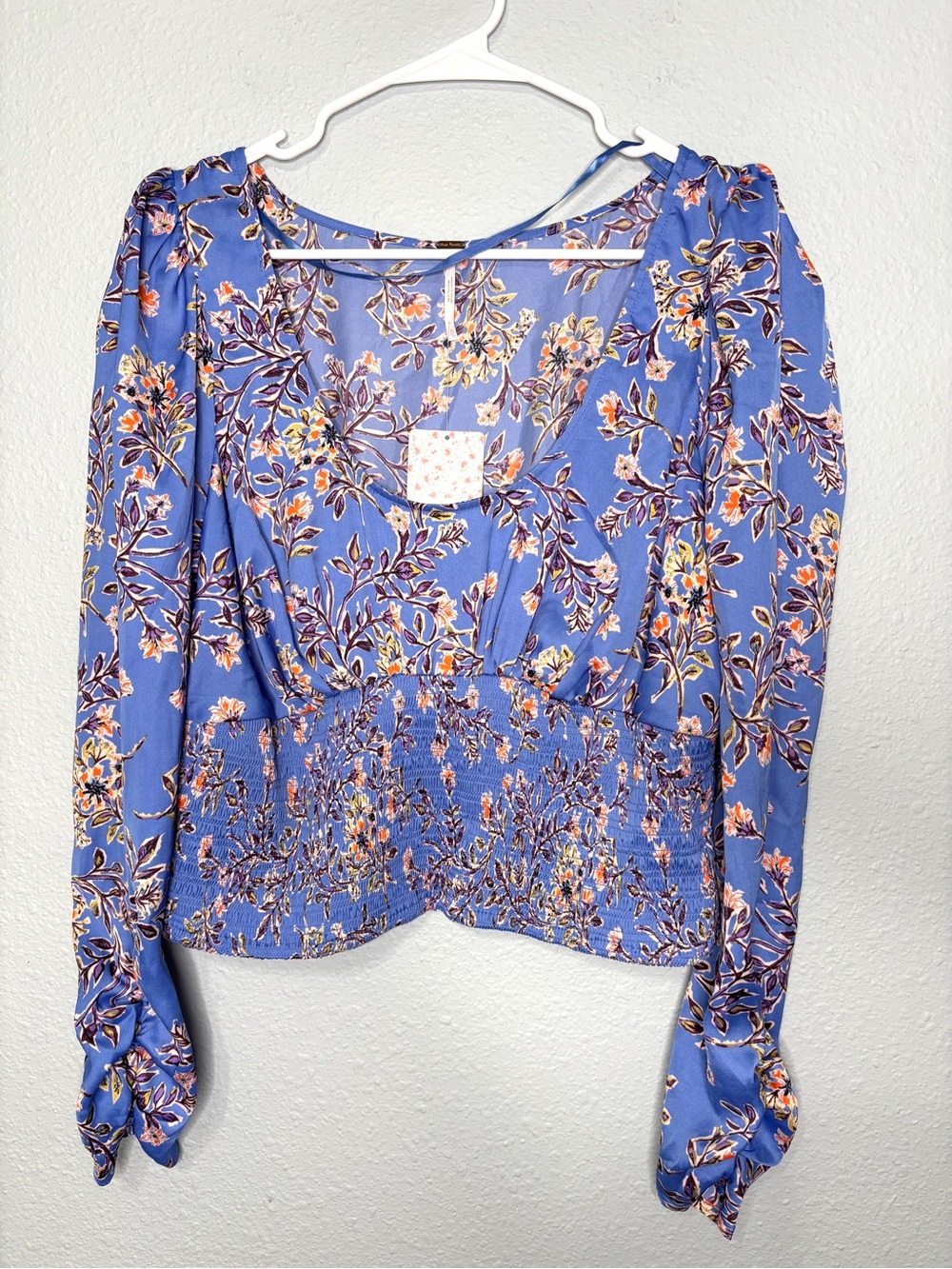 Free People NWT Santiago Smocked Waist Blue Floral Silky Top XL - Picture 4 of 8